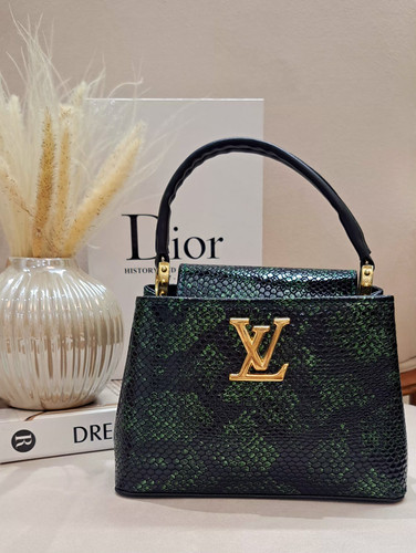 کیف زنانه طرح پوستماری سبز برند LV با بند دوشی - کیف هیوا