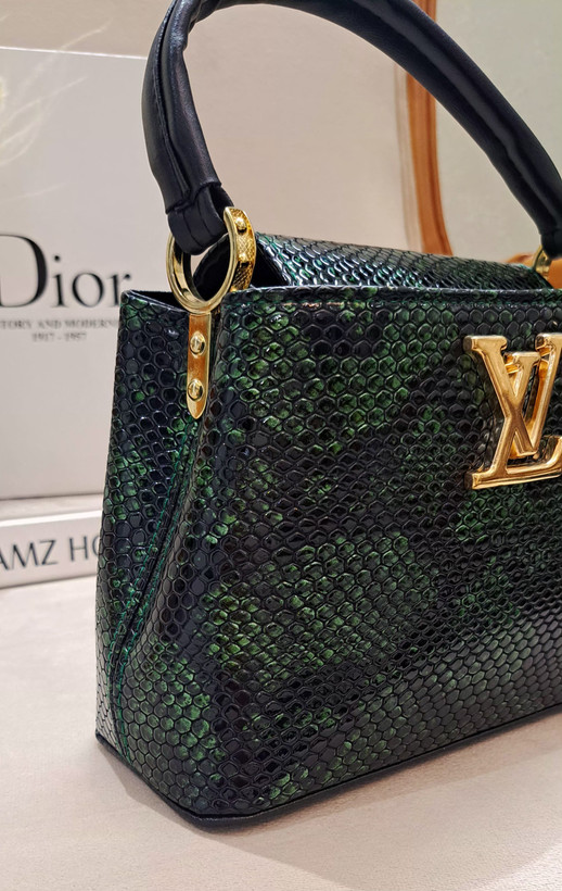 کیف زنانه طرح پوستماری سبز برند LV با بند دوشی - کیف هیوا